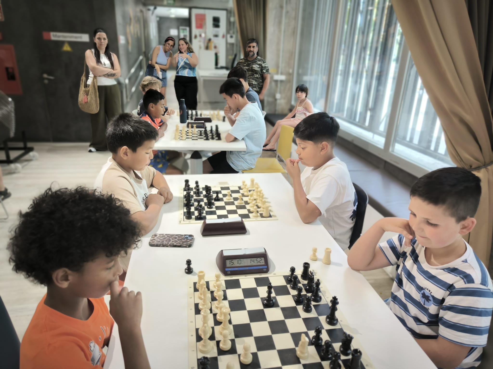 Niños jugando partidas en el Torneo Infantil de Cadena Escacs 2026