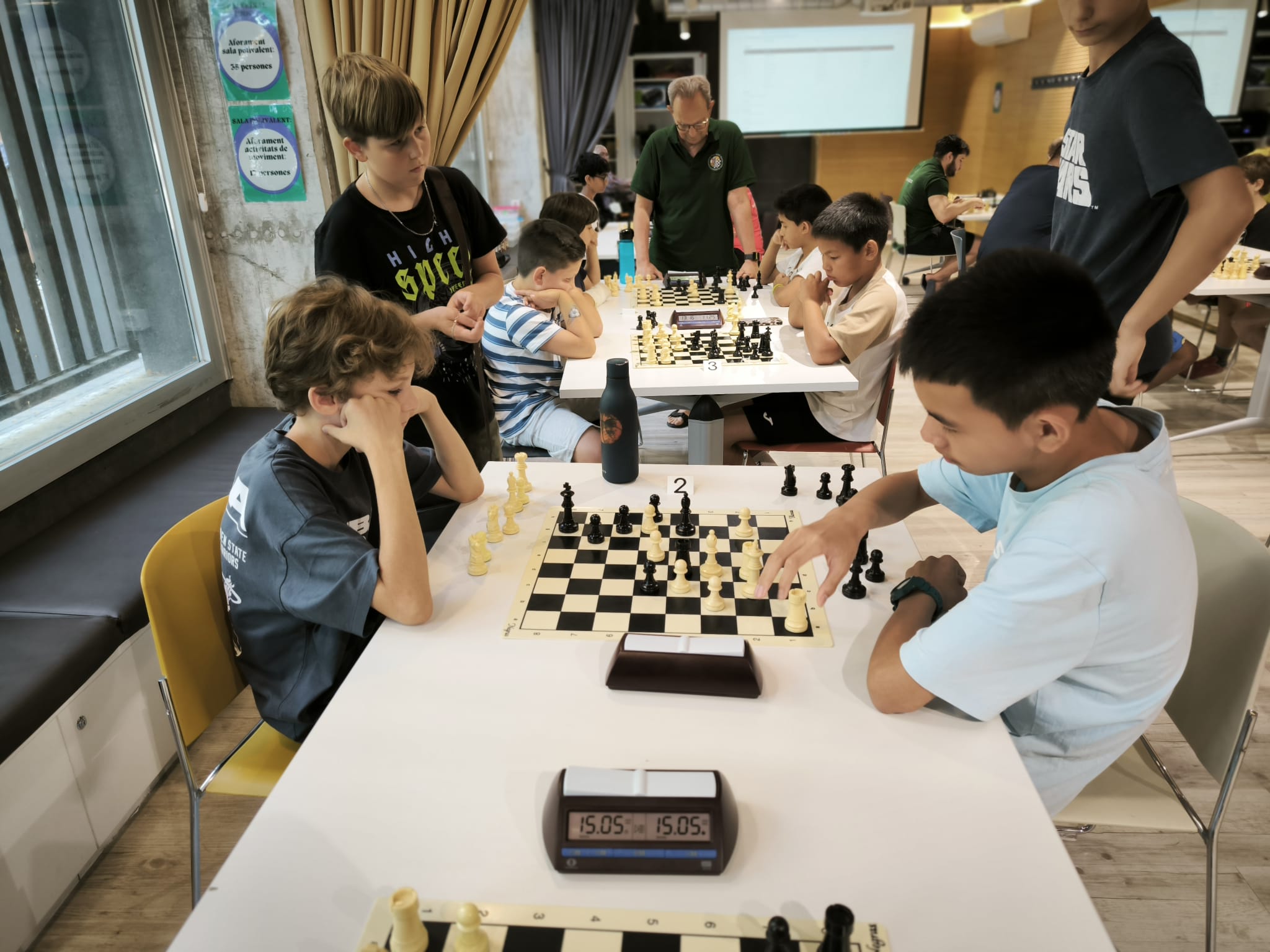 Niños jugando al ajedrez en la escuela de Cadena Escacs